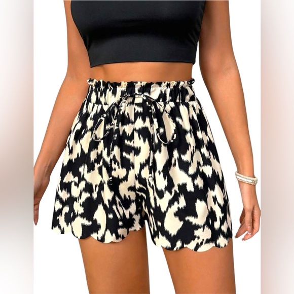 SHEIN Pants - Stylish Black and White Women's Shorts from SHEIN EUC